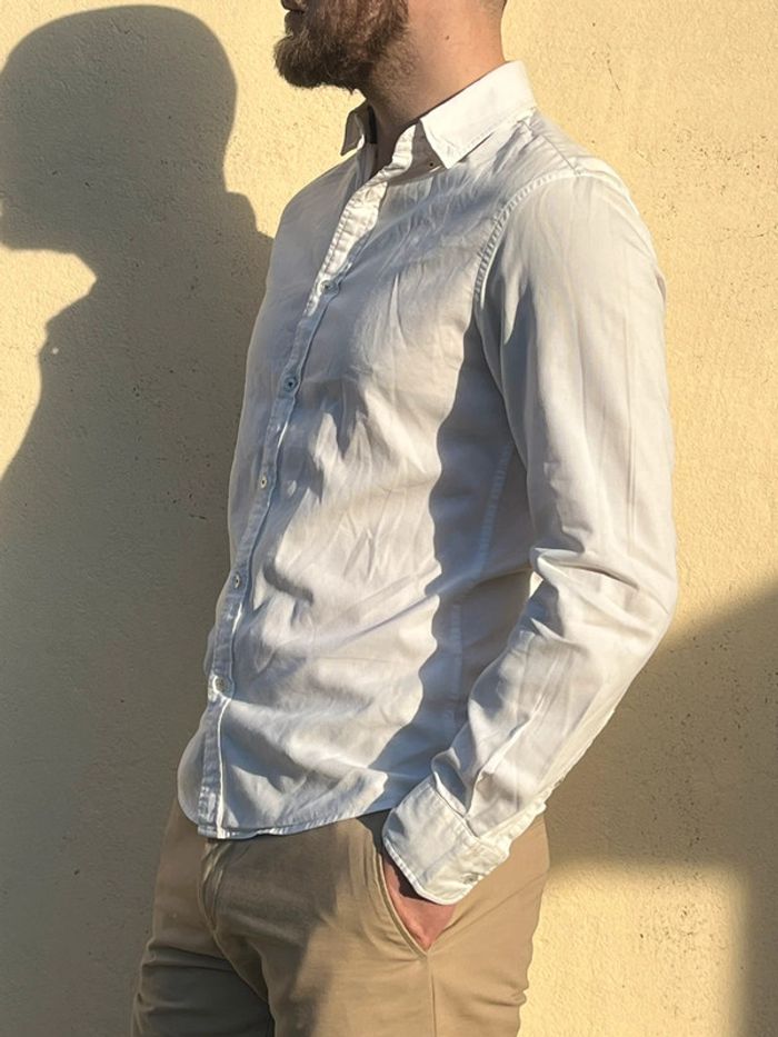 Chemise blanche avec touche de bleu jeans - photo numéro 3