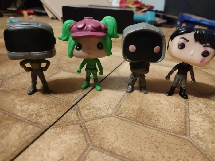 Lot 4 figurines Fortnite