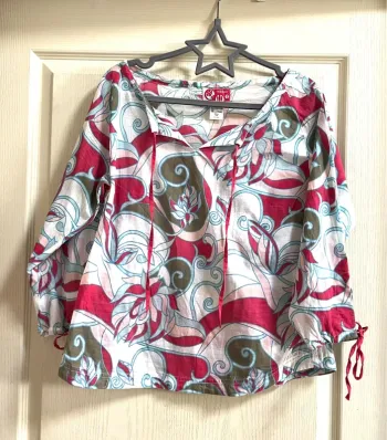 Charmante Blouse avec ses volutes fleuries  T 42 - TBE voile de coton
