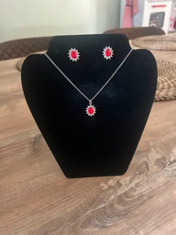 Parure collier et boucles d’oreilles  fantaisie rouge  neuf