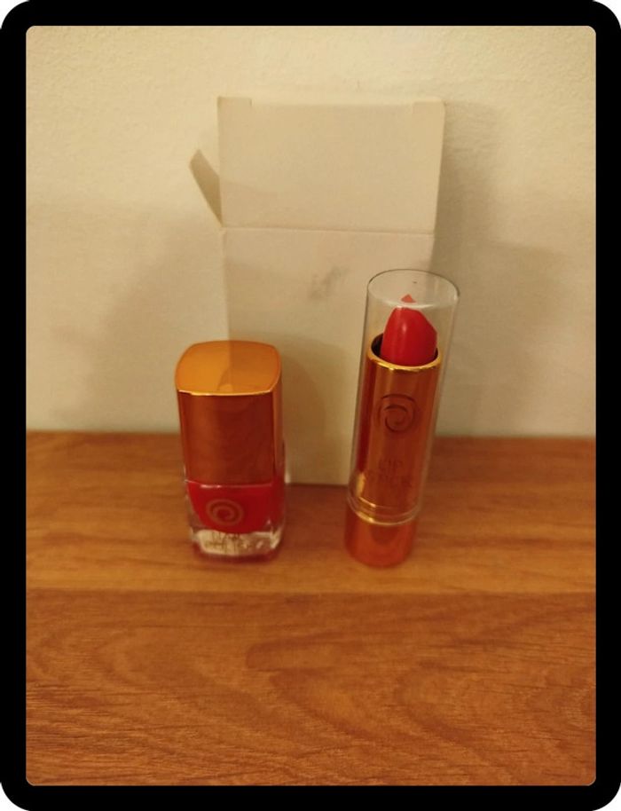Lot vernis et rouge à lèvres rouge