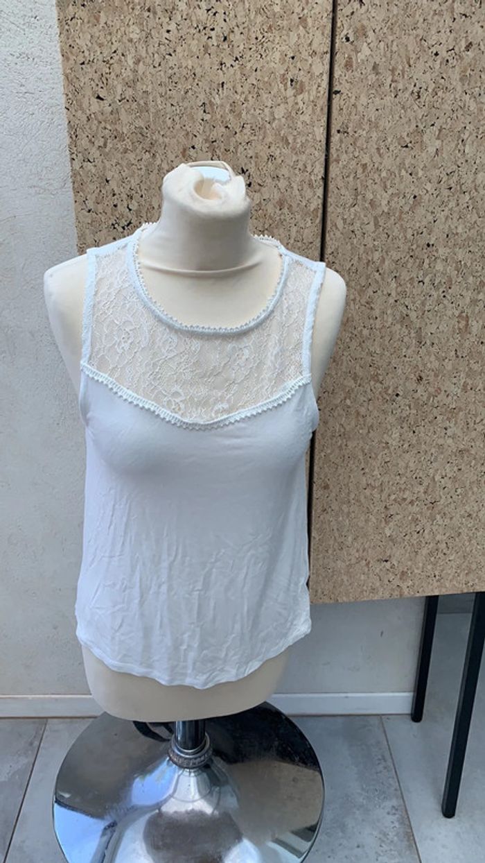 T-shirt  taille S avec dentelle devant