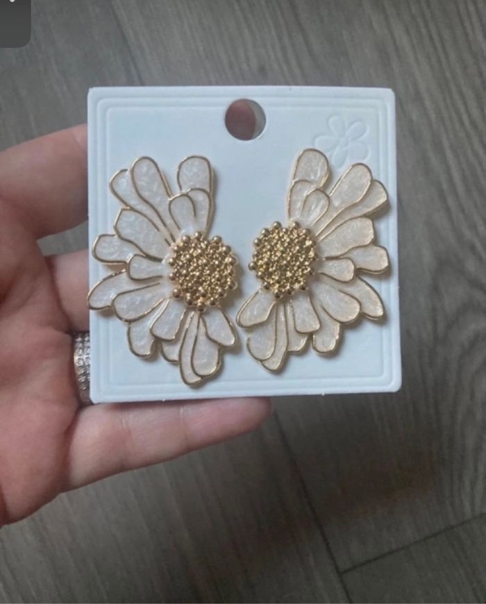 Boucles d’oreilles NEUVES avec étiquette pour femme forme de fleurs couleurs blanc et doré