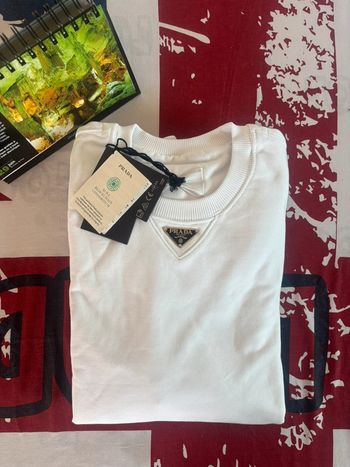 Sweat Prada blanc logo triangle en métal en dessous du col