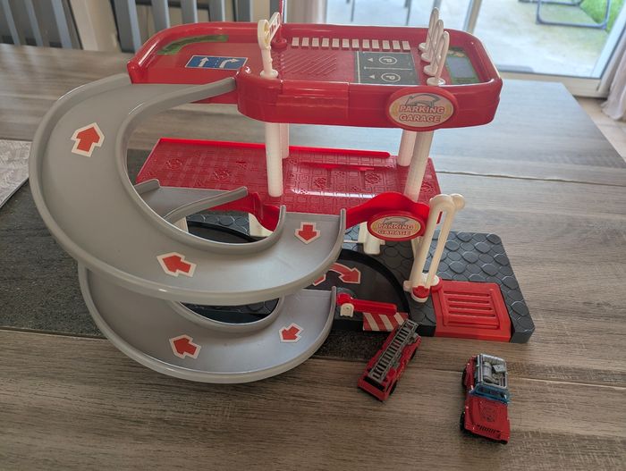 Garage en plastique avec deux véhicules pompiers