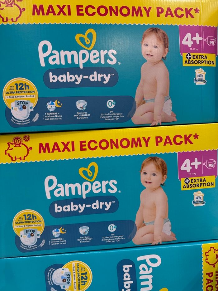 Lot de 2 cartons des couches Pampers taille 4+