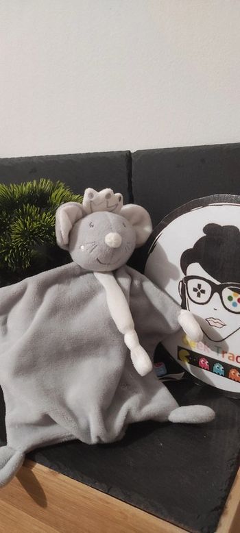 Doudou plat Souris gris et blanc couronne sucre d'orge étoiles argenté carré