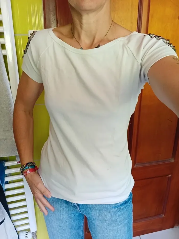 T-shirt femme blanc avec tête de mort sur les épaules - photo numéro 2