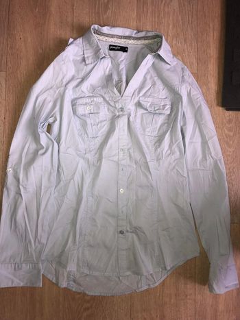 Chemise bleu claire taille S avec détails blancs et noirs jennyfer