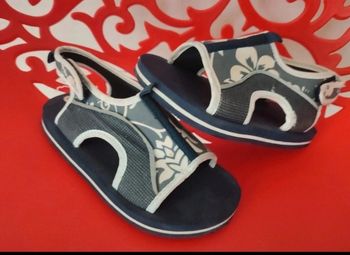 Sandales d'été, de plage avec scratch pointure 32