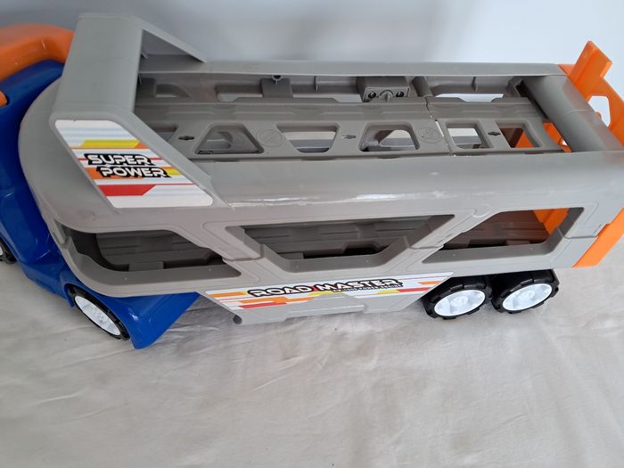 Camion transporteur et ses voitures - photo numéro 3