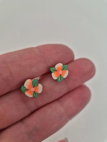Boucles fleurs plastique