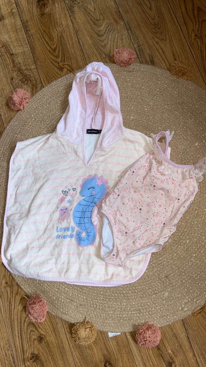 Ensemble cape de bain et maillot de bain