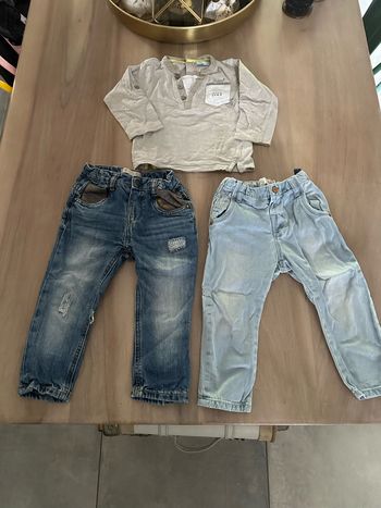 Lot de 2 jeans Zara et un T-shirt manches longues taille 18 24 mois