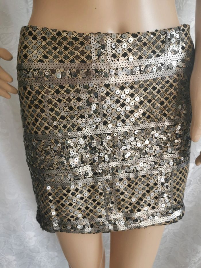 Mini jupe à sequins dorés - argentés. Taille 40 - photo numéro 2