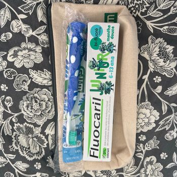 Lot de produits dentaires, enfants bosse à dent et dentifrice