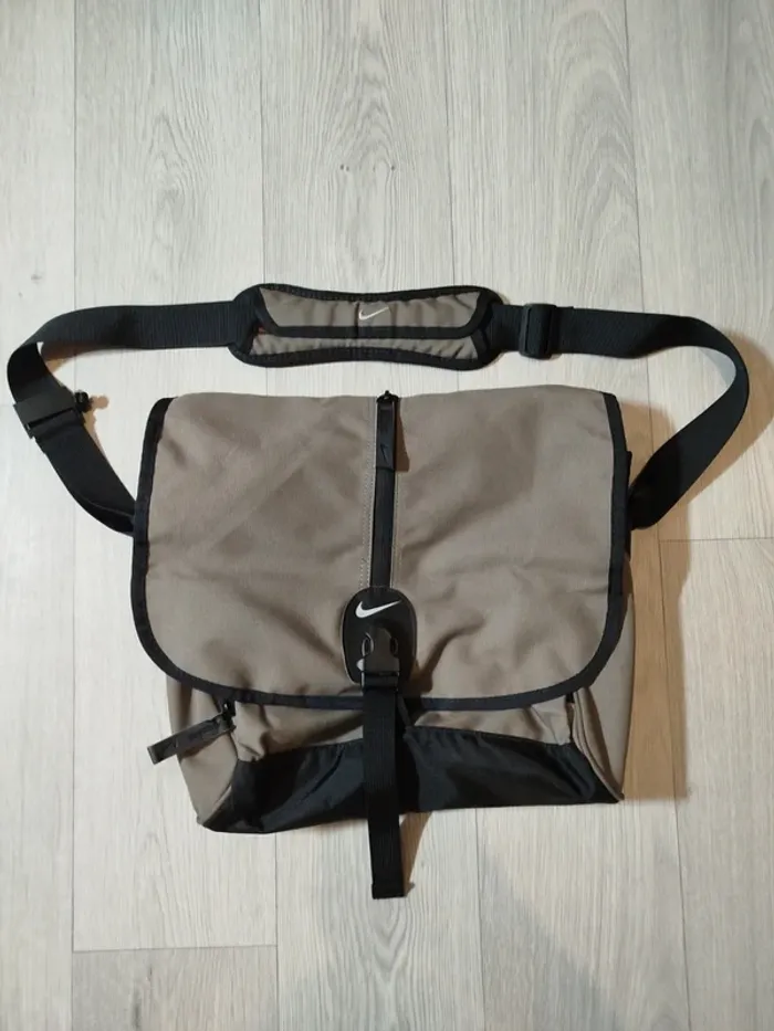Superbe Sac Bandoulière Nike, Grand Format, Nombreuses poches, idéale etude, travail
