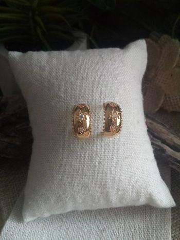 Boucles d'oreilles dorées avec zircons
