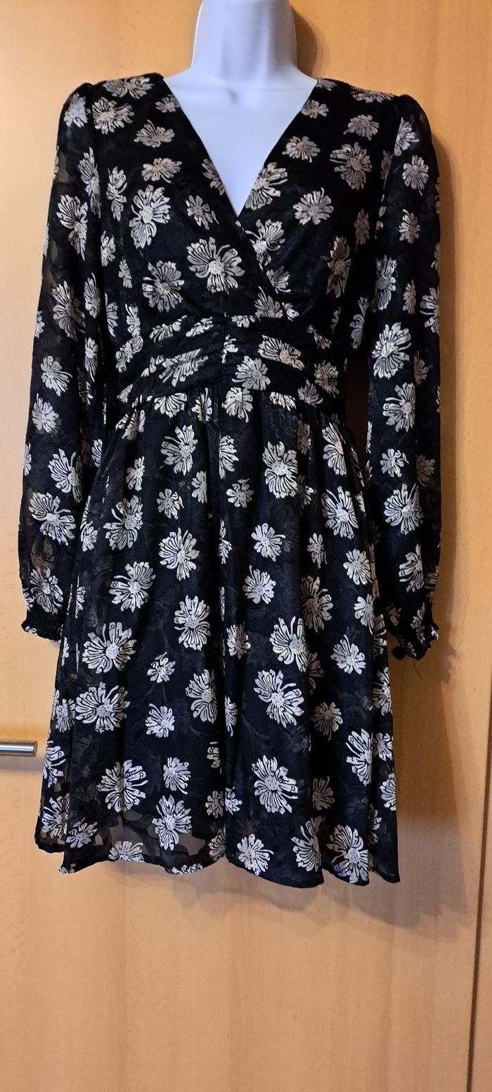 Robe noire à imprimé fleurs - photo numéro 4