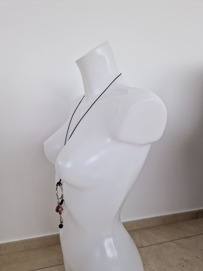 Collier long avec diverses décorations - photo numéro 6