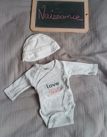 Ensemble body et bonnet taille naissance en très bon état
