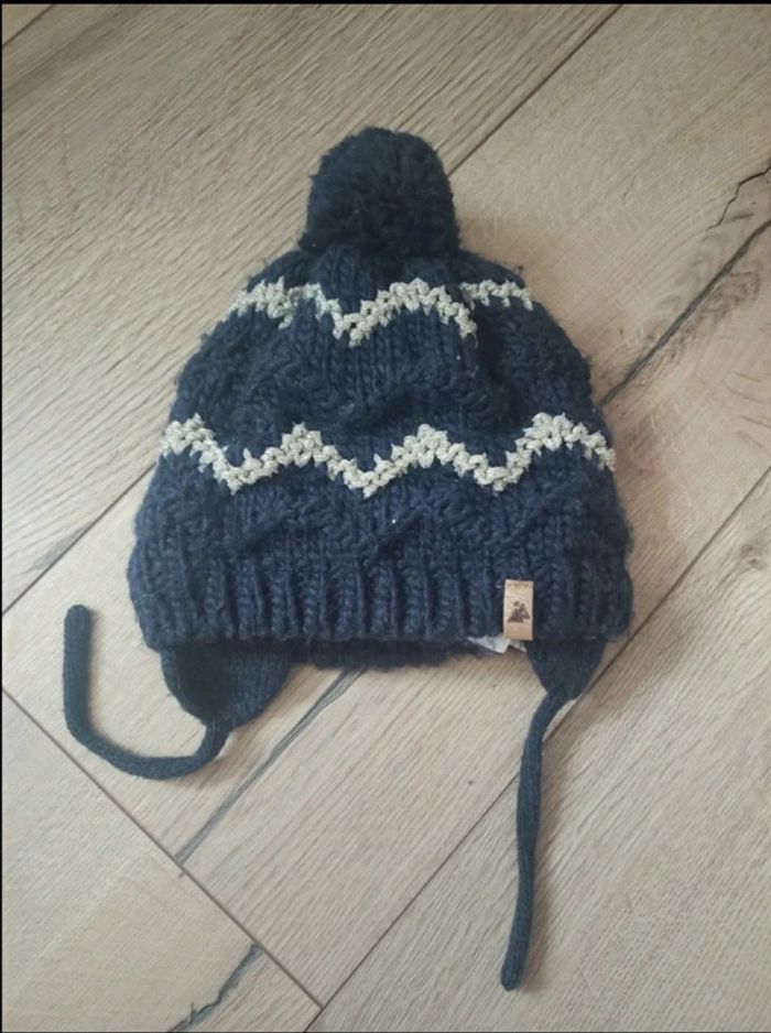 Bonnet en laine avec pompon liserai d'aspect doré