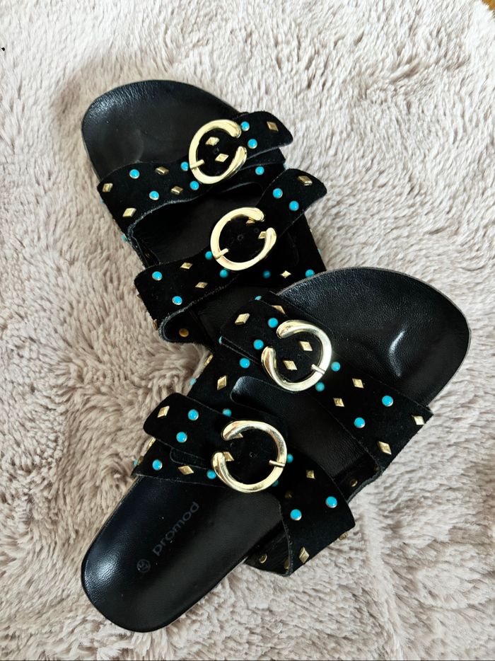 Claquettes à clous