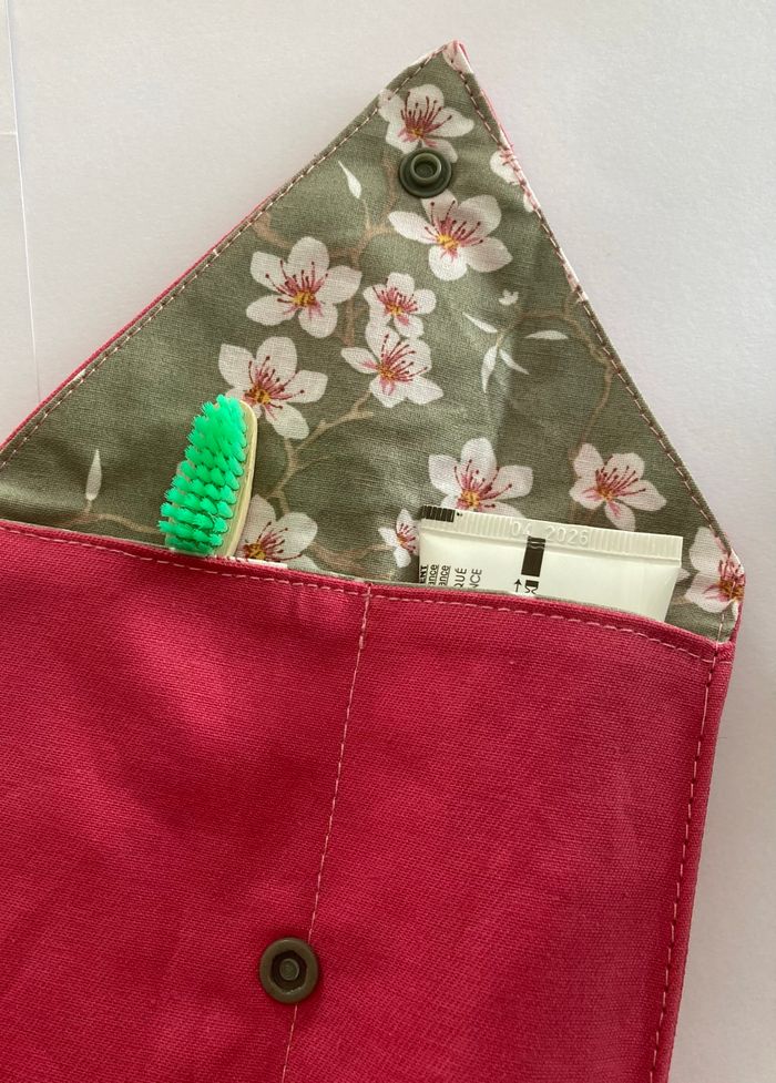 Étuis à savon, brosse à dent et dentifrice