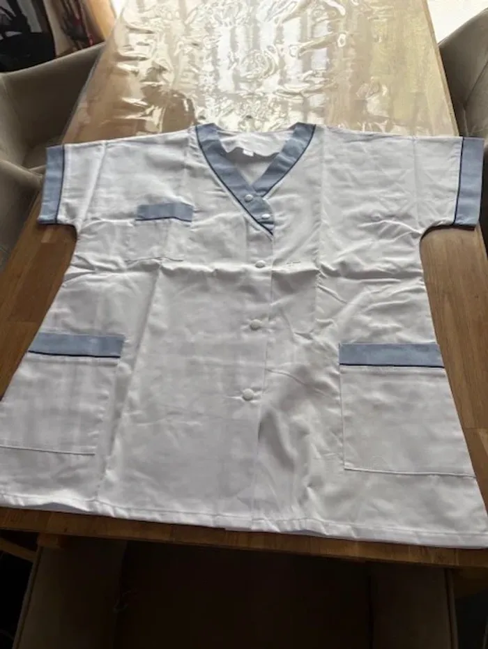 blouse de travail femme a col bleu taille 42 / XL neuve - photo numéro 3
