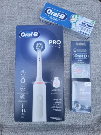 Brosse à dents électrique Oral b pro série 3 3000 + pack 2 brossettes + dentifrice 