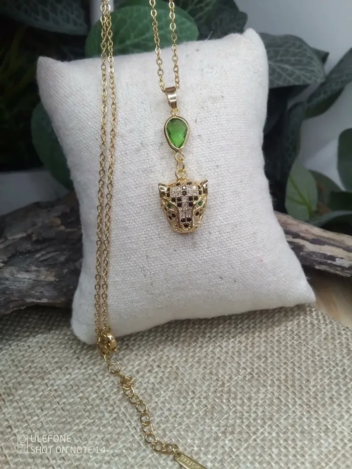 Collier tête de félin et connecteur vert péridot