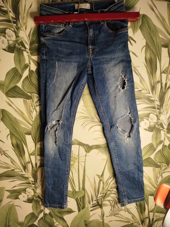 Jean troué  fille  8 ans marque Zara