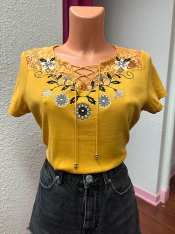 T-shirt jaune avec fleurs brodées et laçage