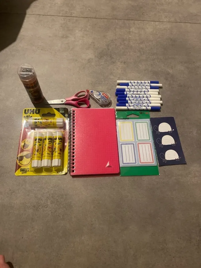 Lot de fournitures scolaires