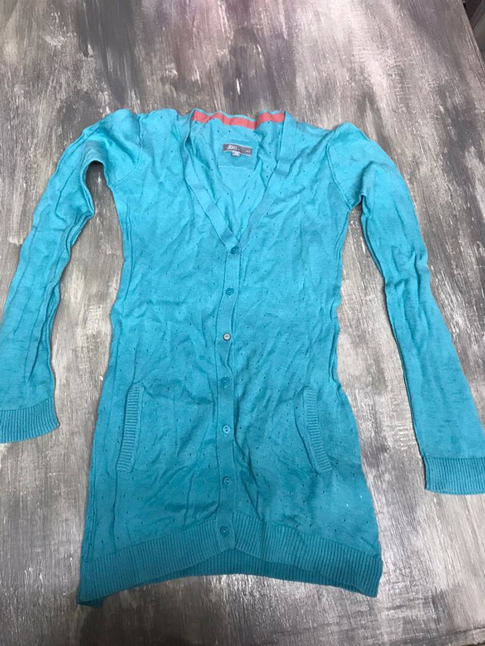Gilet bleu turquoise.