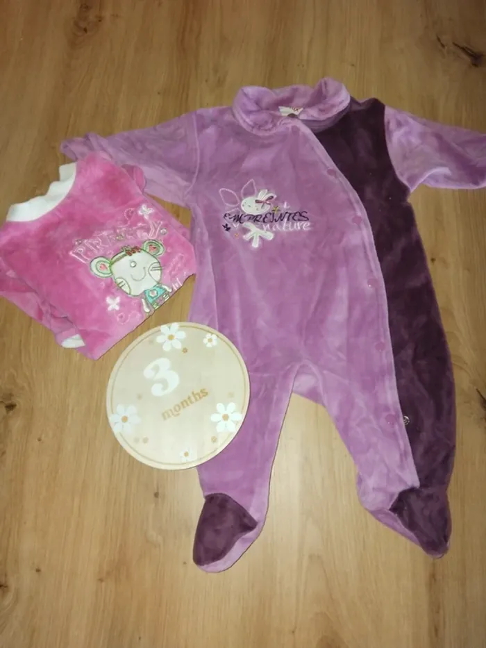 2 pyjamas  velours  taille 3 mois fille
