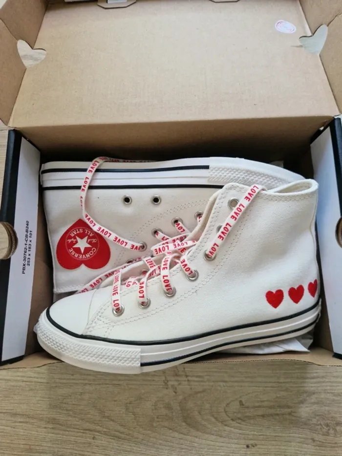 Converses neuves love