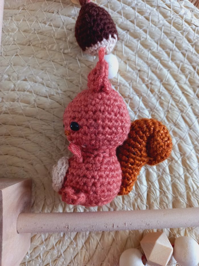 Mobile en bois petits écureuils au crochet perles bois 🐿 - photo numéro 5