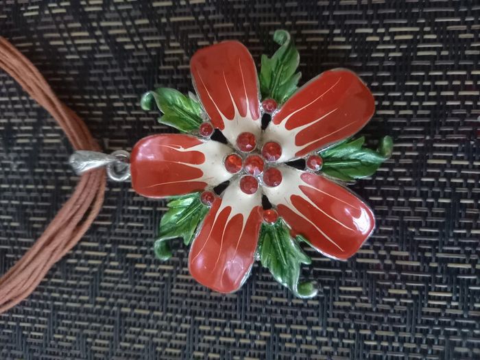 Collier à cordes avec grosses fleur Rouge et verte - photo numéro 7