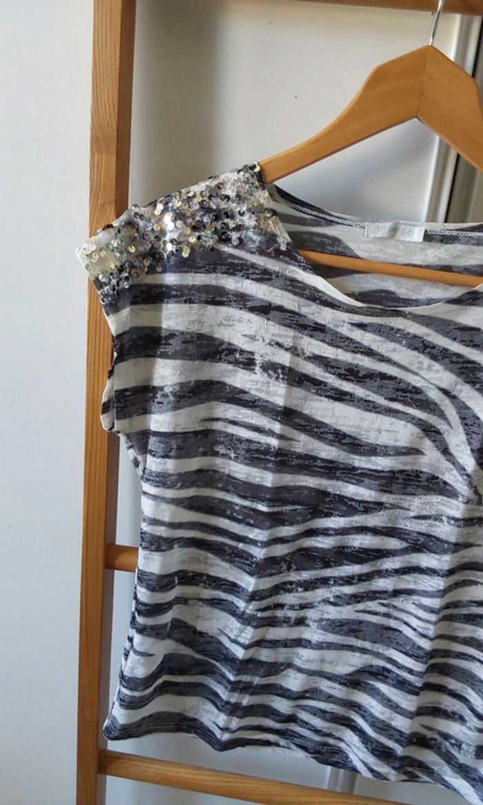 Jolie blouse zébrée noire blanc  argenté  T 38 - photo numéro 6