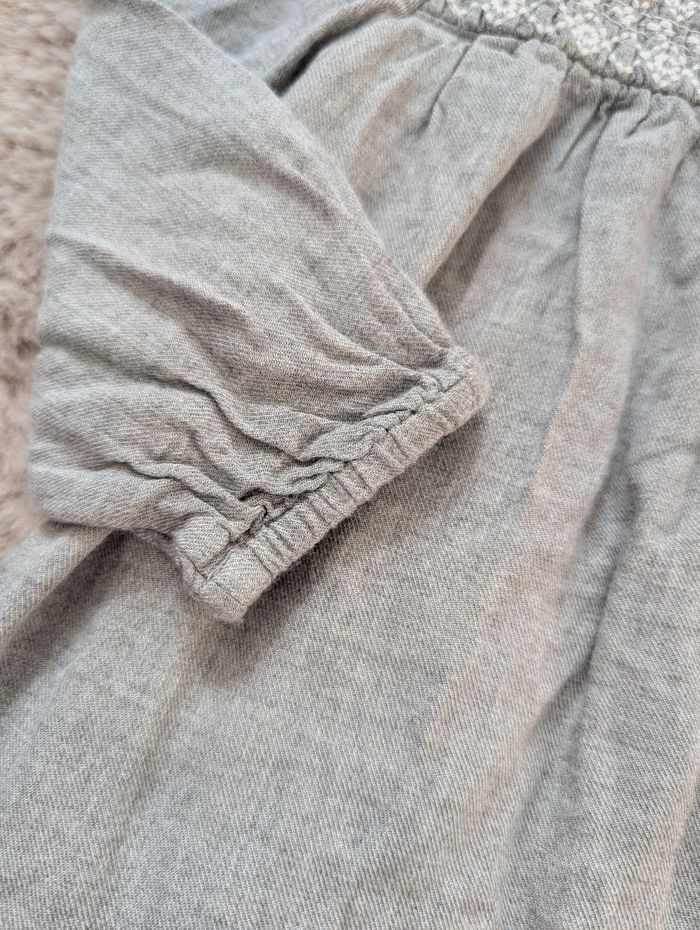 Robe grise neuve KIABI 12 mois – manches longues – col volanté - photo numéro 2