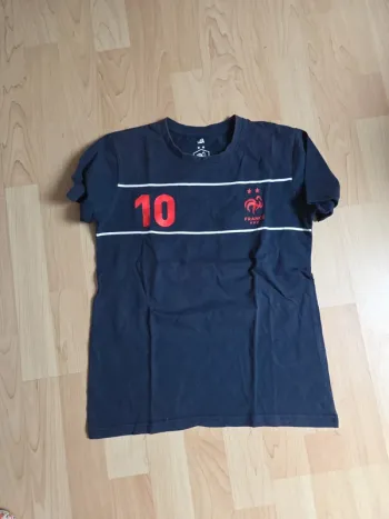 Tee shirt 12ans détail un peu parti
