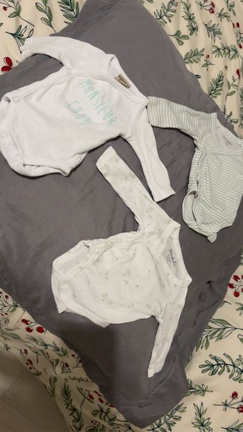 Lot de 3 body en TBE naissance garçon + bavoir neuf cadeau