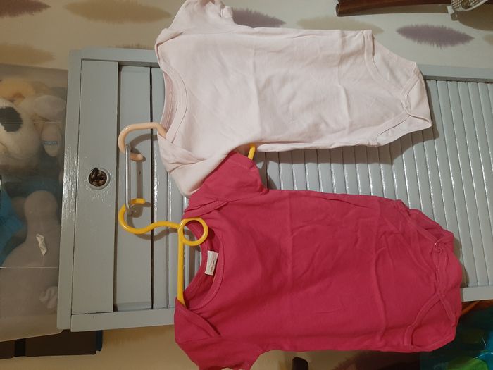 1 peignoir et 2 bodys manches courtes filles Taille 3 ans - photo numéro 3