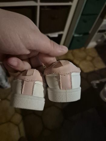 Chaussure rose et blanc fausse adidas