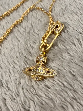 Collier or vivienne Westwood