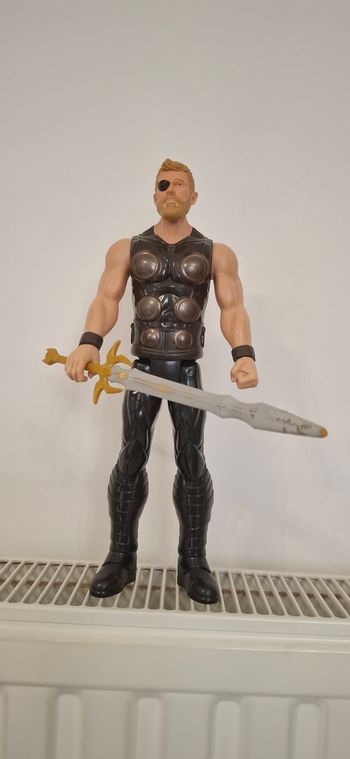 Figurine Marvel – Thor 30 cm (avec épée dorée)