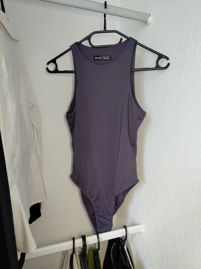 Body gris foncé