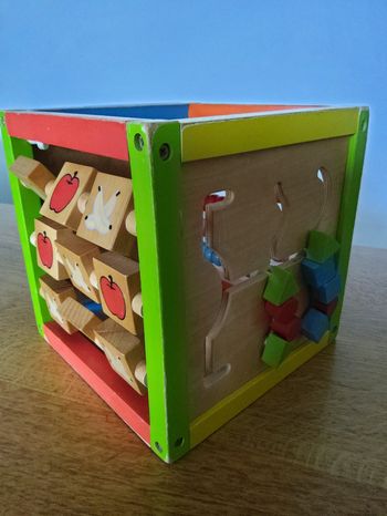 Cube d'activités en bois