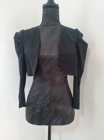 Veste courte noire épaules bouffantes. Femme. Taille M. Jennyfer. TBE